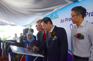 KETUA Menteri sambil ditemani Douglas Hayes (tiga dari kanan) menandatangani plak sebagai simbolik perasmian loji Air Products di Ann Joo Steel di sini baru-baru ini.