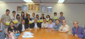 PARA pemenang Anugerah Kewartawanan Hijau dan Pertandingan Green Video 2012 bergambar kenangan bersama-sama Phee Boon Poh (duduk tiga dari kiri), Ng Wei Aik (duduk dua dari kiri) dan para pengadil di Komtar di sini baru-baru ini.