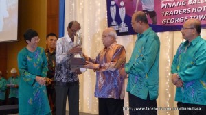ABDUL Rahman Abbas (tiga dari kanan) menyerahkan trofi kepada bapa Nicol David yang mewakili beliau di Malam Anugerah Sukan Negeri Pulau Pinang 2011 di sini baru-baru ini.