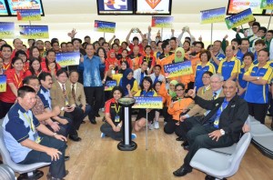 LAW Heng Kiang (tengah, berbaju batik biru) bersama-sama para peserta menunjukkan tanda bagus bersempena penganjuran Kejohanan Boling Antara Bandar 2012 di sini baru-baru ini.