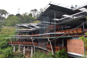 PEMANDANGAN luar astaka baru Bukit Bendera.