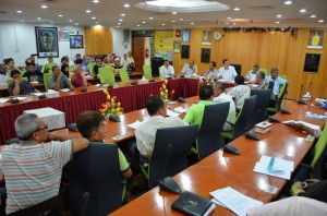 ANTARA penduduk yang hadir pada perjumpaan bersama pucuk pimpinan negeri berhubung isu penubuhan AWLU di Kampung Genting di Pejabat Daerah dan Tanah Daerah Barat Daya pada 22 Julai lalu di sini.