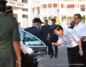 KETUA Menteri dengan penuh hormat menyambut ketibaan TYT