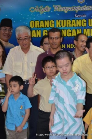 PHEE Boon Poh (barisan belakang kiri sekali) bergambar bersama-sama penerima sumbangan peringkat Daerah Timur Laut dan Barat Daya di sini baru-baru ini.