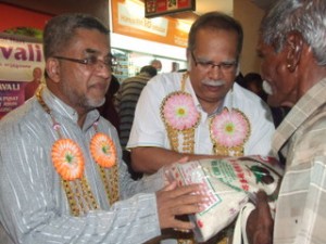 Datuk Abdul Malik Abul Kassim (kiri sekali) dan Timbalan Ketua Menteri II, Prof. Dr. P. Ramasamy (dua dari kanan) menyampaikan sumbangan kepada penduduk memerlukan bersempena program Majlis Rumah Terbuka DUN Batu Maung di Lintang Batu Maung 1.