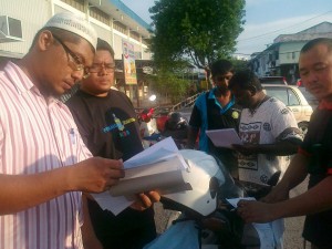 PARA petugas KADUN Bayan Lepas bersiap-sedia mengedarkan borang pendaftaran Program Pelajar Emas di Sekolah Rendah Jenis Kebangsaan (C) Chong Cheng, Sungai Ara di sini baru-baru ini.