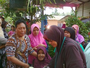 ASNAH Hashim (depan, berkaca mata) cuba menenangkan salah seorang mangsa kebakaran.