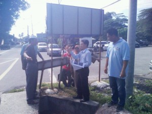 LAW Choo Kiang (dua dari kanan) menerangkan cadangan kerjakerja penambahbaikan sistem saliran oleh Jabatan Kerja Raya sempena lawatan beliau di Kampung Bukit di sini baru-baru ini.