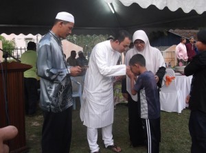 MOHD. Yusmadi Mohd. Yusoff (dua dari kiri) menyampaikan buku akaun simpanan Tabung Haji kepada salah seorang anak yatim sambil diperhatikan Asnah Hashim (bertudung) pada Majlis Berbuka Puasa bersama Ketua Menteri di sini baru-baru ini.