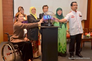 AR. PATAHIYAH Ismail (tiga dari kiri) bersama Yew Tong Seng (tiga dari kanan), Ketua Penolong Pengarah Standards Malaysia, Ahmad Razif Rahim (kanan sekali) dan Pengarah dan Pensyarah KUDU, Profesor Datuk Dr. Ar. Asiah Abdul Rahim (dua dari kanan) ketika merasmikan Bengkel Towards OKU Friendly Penang di sini baru-baru ini.