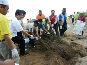 CHOW Kon Yeow (tiga dari kiri) dan Koay Teng Hai (dua dari kiri)  berkerjasama mengeluarkan pukat nelayan yang rosak dari timbunan pasir pantai pada  Program Pembersihan Pantai Zon Kuala Sungai Muda di sini baru-baru ini. 