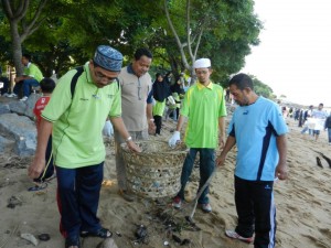 SEBAHAGIAN daripada peserta yang hadir menjayakan Program Pembersihan Pantai Zon Kuala Sungai Muda. 