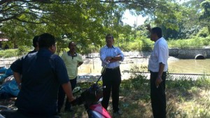 PARA pegawai MPSP dan TNB mengadakan perbincangan bagi menyelesaikan masalah para nelayan di Kuala Sungai Abdul di sini baru-baru ini.