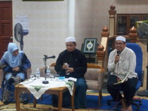 (Dari kiri), ABBY Abadi, Mohd. Tuah Ismail, Ridzwan Abu Bakar ketika sesi perkongsian bersempena majlis Bicara Perkongsian Hidayah di sini baru-baru ini