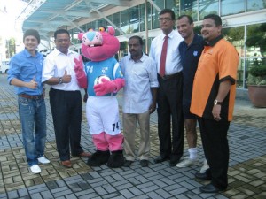 MERZAGUA Abderrazak (dua dari kanan) bergambar bersama-sama Mohd. Foaz Hamid (dua dari kiri) dan maskot, Haria 74 pada majlis sidang di sini baru-baru ini.