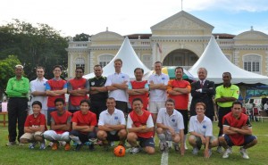 PARA pemain kedua-dua pasukan bergambar kenang-kenangan selepas tamat Perlawanan Futsal Persahabatan antara Kerajaan Negeri dan delegasi EU di sini baru-baru ini.