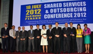 PARA moderator dan penceramah bergambar bersama-sama Ketua Menteri pada penganjuran Shared Services and Outsourcing Conference 2012 di sini baru-baru ini.