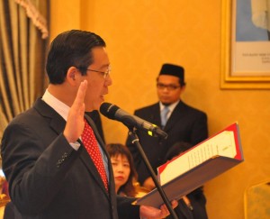 LIM Guan Eng mengangkat sumpah jawatan Ketua Menteri Pulau Pinang di sini hari ini.