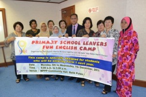 ISTERI Ketua Menteri Pulau Pinang, Betty Chew (empat dari kanan) bergambar bersama ahli jawatankuasa penganjur ‘Fun English Camp’ selepas majlis sidang akhbar di Komtar baru-baru ini.