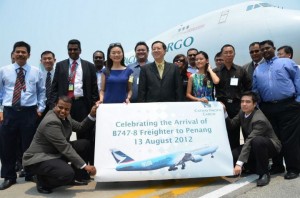 KETUA Menteri bergambar bersama-sama pasukan kerja Cathay Pacific Airways selepas menyaksikan pendaratan pesawat kargo terbesar, CX B747-8 di sini baru-baru ini.