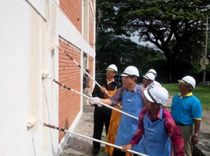 WONG Hon Wai (bersarung tangan) bersama beberapa penduduk melakukan kerja-kerja mengecat sebagai gimik Majlis Perasmian Mengecat Semula Blok B Flat Kampung Melayu di sini baru-baru ini.