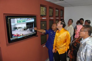 KETUA Menteri (berbaju kuning) bersama Timbalan Ketua Menteri I, Datuk Mansor Othman (kanan sekali) dan Yang diPertua MPSP, Maimunah Mohd. Sharif (dua dari kanan) sedang meninjau pusat pemantauan CCTV yang terletak di Ibu Pejabat MPSP, Bandar Perda.