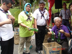 PENGERUSI Jawatankuasa Kesihatan, Kebajikan, Masyarakat Penyayang dan Alam Sekitar, Phee Boon Poh (kanan sekali) serta Yang DiPertua (YDP) MPSP, Maimunah Mohd. Sharif menunjukkan botol-botol yang berjaya dikumpul semasa Kempen Kesedaran Kebersihan di Hutan Lipur, Cherok To'Kun di sini baru-baru ini. 