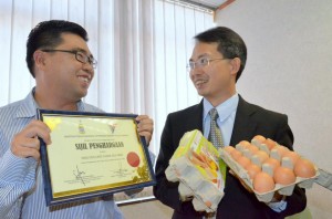 LAW Choo Kiang (kanan) menunjukkan telur sifar antiobiotik yang dihasilkan manakala Tan Eng Guan ceria dengan pengiktirafan diberikan Kerajaan Negeri atas kejayaan syarikatnya pada sidang media sini barubaru ini.
