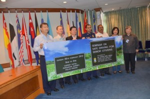 CHOW Kon Yeow (tiga dari kiri) bergambar kenang-kenangan bersama barisan penganjur seminar ‘Keselamatan Anda Tanggungjawab Kami’ khusus untuk warga emas di sini barubaru ini.