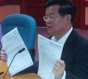CHOW Kon Yeow mempamerkan dokumen Pernyataan Tuntutan diterima Kerajaan Negeri Pulau Pinang pada sidang media yang diadakan di Komtar baru-baru ini.