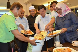 CHOW Kon Yeow (empat dari kiri) bersama Maimunah Mohd. Sharif (kanan sekali) membuang sisa makanan ke dalam tong khas pembuangan sisa organik sebagai simbolik Majlis Pelancaran Pemungutan Sisa Organik dan Alat Permainan Kanakkanak di sini baru-baru ini.