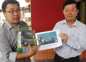 CHOW Kon Yeow (kanan) dan Ahli Dewan Undangan Negeri Pengkalan Kota, Lau Keng Ee menunjukkan risalah terbitan BN yang tidak logik dengan fakta tidak tepat.