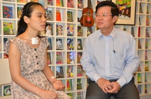 LIM Dang Chii (kiri) menjelaskan situasi cemas yang berlaku baru-baru ini kepada Chow Kon Yeow sempena lawatan beliau di sini baru-baru ini.