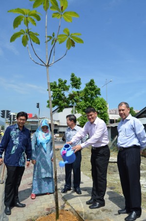 AHLI Majlis MPPP, Ong Ah Teong (dua dari kanan) menyiram pokok baru yang ditanam sambil disaksikan Presiden Persatuan Kontraktor Kelas F, Tahir Jalaludin (kanan sekali), Chow Kon Yeow (tengah), Yang DiPertua MPPP, Ar. Patahiyah Ismail (dua dari kiri) dan Ahli Majlis MPPP, Teh Lai Heng.