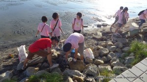 SEBAHAGIAN sukarelawan mengutip sampah-sarap di sepanjang pantai Persiaran Gurney bersempena penganjuran ‘Jom Bersih Gurney’ di sini baru-baru ini.