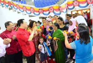KETUA Menteri (dua dari kiri) dan isteri, Betty Chew (tiga dari kiri) ramah melayan tetamu berbilang bangsa yang hadir pada sambutan Rumah Terbuka Tahun Baru Cina Ketua Menteri di PISA baru-baru ini.