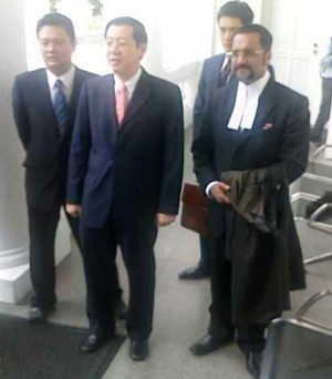KETUA Menteri bersama peguamnya, Jagdeep Singh Deo (kanan sekali) bergambar di perkarangan Mahkamah Tinggi Pulau Pinang.