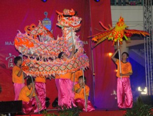 TARIAN naga air merupakan antara persembahan menarik yang dipersembahkan pada anjuran Rumah Terbuka Sempena Tahun Baru Cina 2012 anjuran Kerajaan Negeri Pulau Pinang.