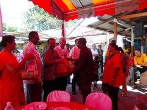 ADUN Datok Keramat, Jagdeep Singh Deo menyampaikan hamper sumbangan pada majlis rumah terbukanya di Kampung Minyak.