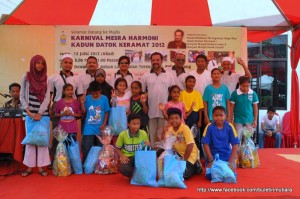 JAGDEEP Singh Deo (barisan belakang lima dari kiri) bergambar bersama-sama pemenang acara sukaneka sempena penganjuran Karnival Mesra Harmoni di sini baru-baru ini.