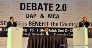 CHUA Soi Lek (kanan) menyampaikan pendapatnya sambil diberi perhatian oleh Lim Guan Eng (kiri) dalam Debat 2.0 : DAP dan MCA: Dasar Mana Siapakah Yang Lebih Memberi Manfaat Kepada Negara? anjuran Asli di sini baru-baru ini.