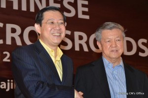 KETUA Menteri berjabat tangan dengan Chua Soi Lek (kanan) selepas tamatnya sesi perdebatan.