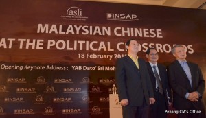 KETUA Menteri, moderator, Tan Ah Chai (tengah) dan Chua Soi Lek (kanan) di atas pentas debat bertajuk, “Kaum Cina di Persimpangan : Apakah Sistem Dwi-Parti menjadi Sistem Dua-Bangsa’’.