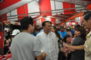 ANWAR Ibrahim (tengah, berbaju putih) berjabat tangan dengan para hadirin pada Majlis Makan Malam Bersama Rakyat Sempena Hari Bersejarah 308 di sini baru-baru ini.