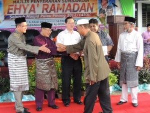 (Dari kiri), ABDUL Halim Hussain, Mansor Othman, Ketua Menteri dan Abdul Malik Abul Kassim (kanan sekali) bersalaman dengan salah seorang penerima pada Majlis Penyerahan Sumbangan Ehya Ramadhan di sini baru-baru ini.