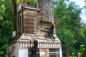 DUA pengunjung mencuba salah satu aktiviti lasak Escape.