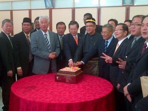 SPEAKER DUN bersama-sama Ketua Menteri, barisan Exco dan ADUN-ADUN memotong kek selepas berakhirnya sidang DUN.