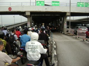 KEADAAN kesesakan di laluan motosikal.