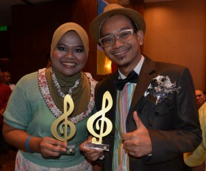 ANTARA dua pemenang anugerah Festival Sukan Malaysia ke-10 (FESMAS X) 2012.