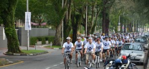 PARA peserta berbasikal yang menyertai program Road Safety - In Memory For Yu Wei membuat kayuhan merentasi bahagian pulau Pulau Pinang.